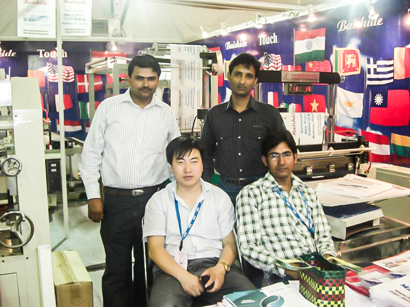 土耳其客戶無紡布條形帽機(jī)